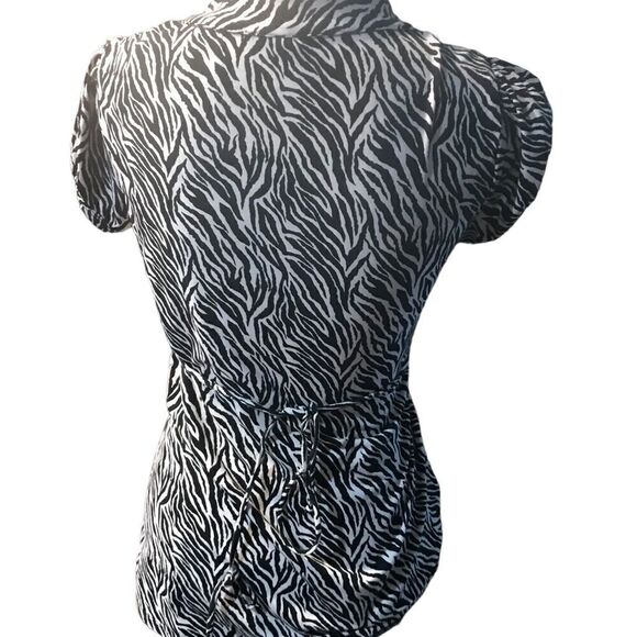 Heart & soul zebra print V-neck size small blouse - Picture 3 of 11